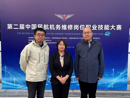 男人们站在一起 AI 生成的内容可能不正确。