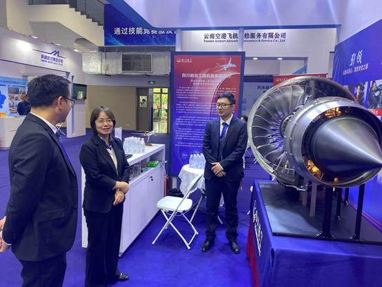 图片包含 室内, 人, 站, 男人 AI 生成的内容可能不正确。