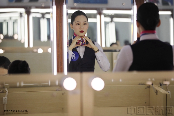 2选手要在规定时间内完成职业形象塑造.jpg 2选手要在规定时间内完成职业形象塑造.jpg