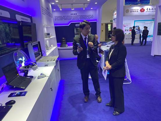 图片包含 室内, 人, 站, 男人 AI 生成的内容可能不正确。